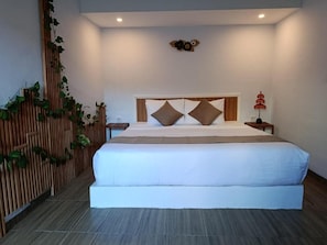 Superior-Doppelzimmer, Poolblick | Schreibtisch, kostenloses WLAN