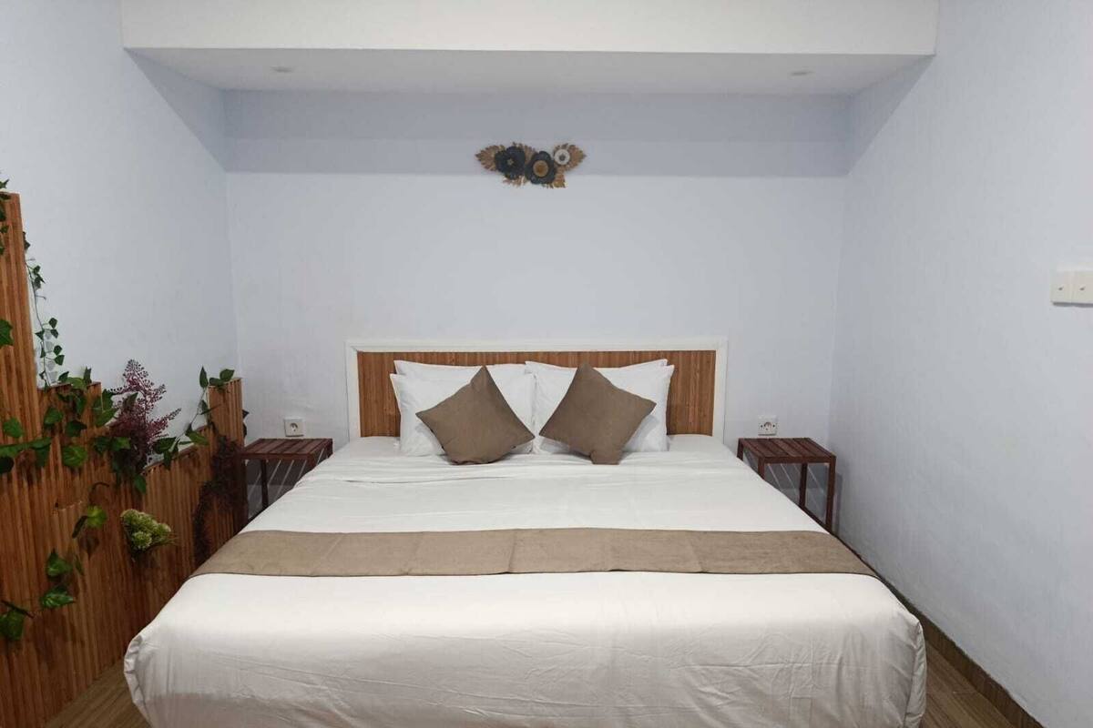 Superior Double Room, Pool View | Desk, free WiFi