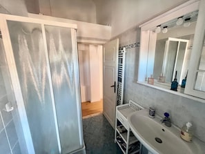 A bathroom with a white sink, a mirror, and a towel rack. - Sui Tetti di Marciana Marina (Marciana Marina)