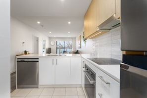 Fridge, microwave, oven, stovetop - Spacious Inner South Home near Manuka and Kingston (Griffith)