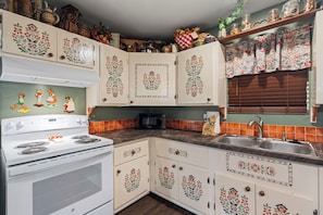 Wasserkocher mit Kaffee-/Teezubehör, Kühlschrank, Mikrowelle, Ofen