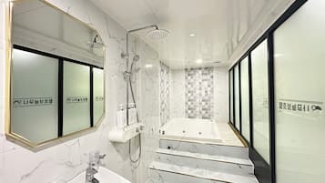 Familien-Suite | Badezimmer | Kostenlose Toilettenartikel, Haartrockner, Handtücher, Seife