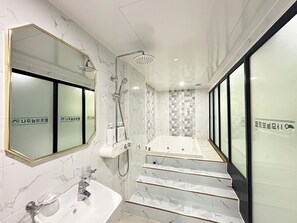 Suite familiar | Baño | Amenidades de baño gratuitas, secadora de cabello, toallas, jabón 