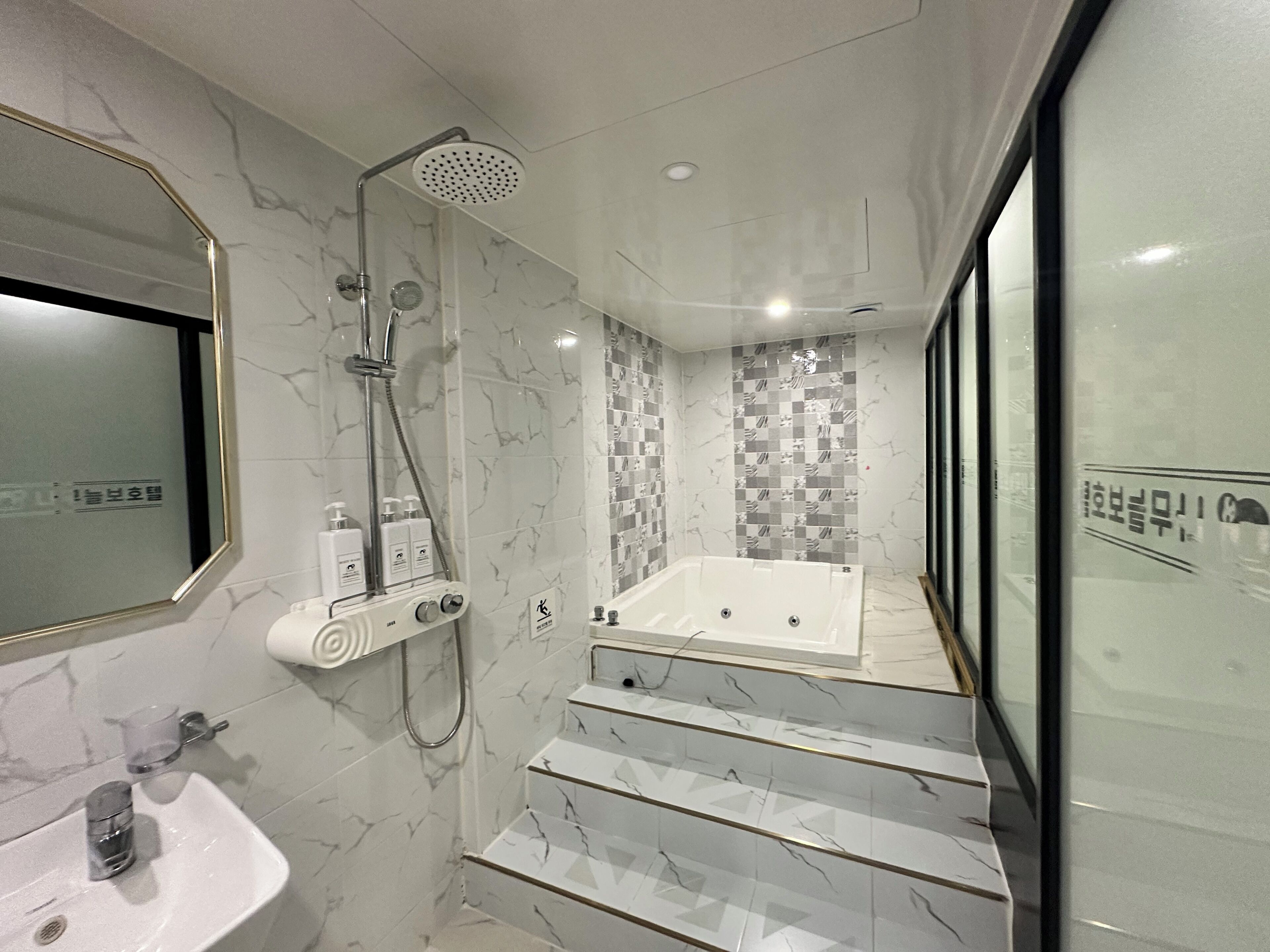 Family Suite | Bathroom | Free toiletries, hair dryer, towels, soap