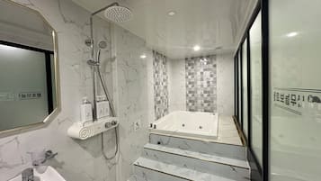 Family Suite | Bathroom | Free toiletries, hair dryer, towels, soap