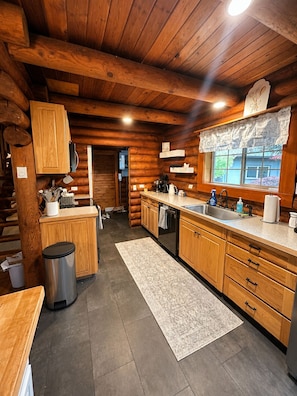 Private kitchen - Cozy 4-bedroom cabin in charming Granite Falls with large yard (Granite Falls)