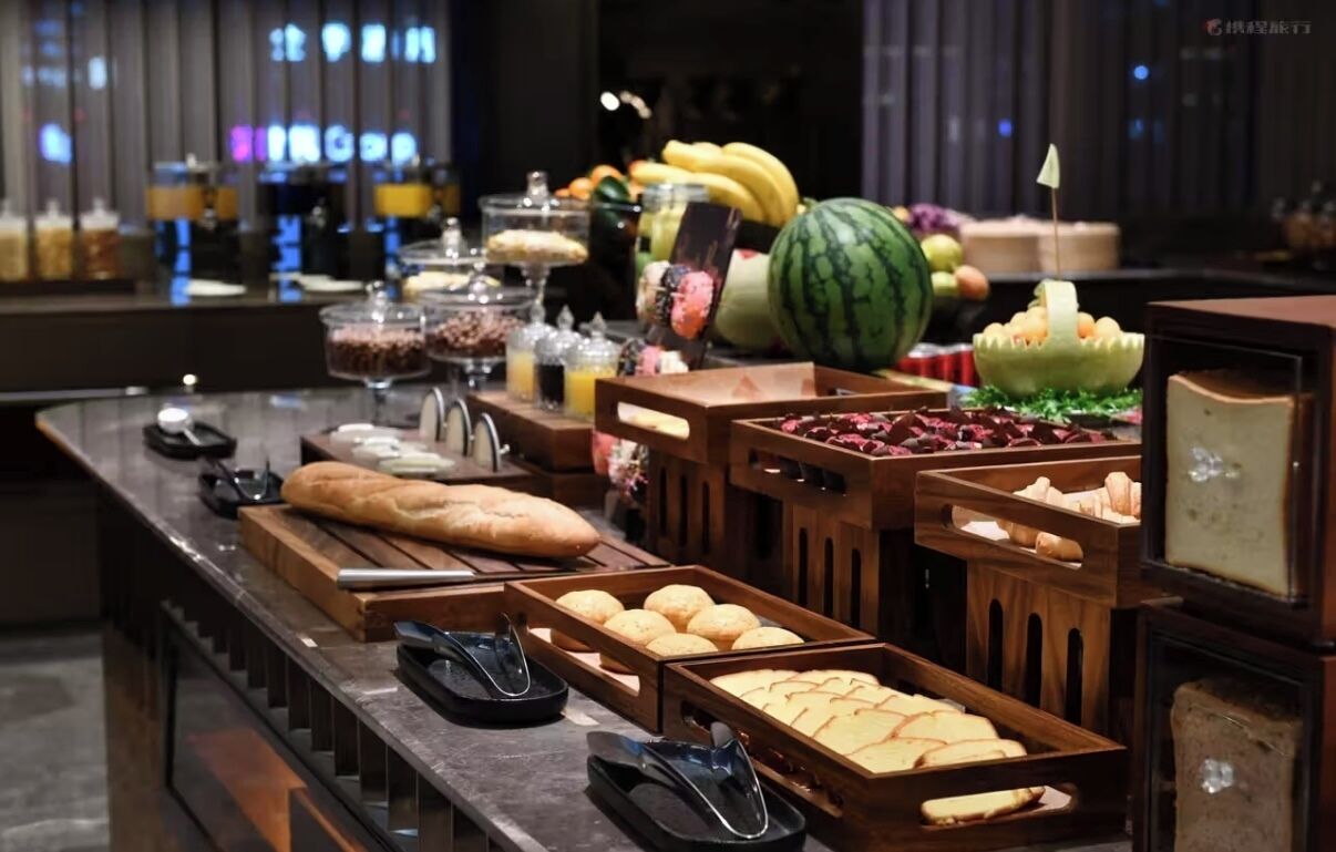 Se ofrece un desayuno bufé todos los días (por un coste adicional)