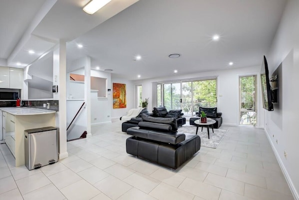 TV - Lakeview Family Retreat: Canberra-Cozy Townhouse! (Gungahlin)
