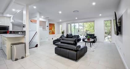 Lakeview Family Retreat: Canberra-Cozy Townhouse!