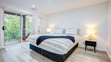 Desk, iron/ironing board, WiFi, bed sheets