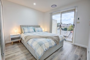 Desk, iron/ironing board, WiFi, bed sheets - Lakeview Family Retreat: Canberra-Cozy Townhouse! (Gungahlin)