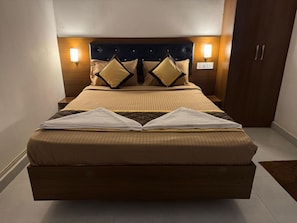 Desk, blackout drapes - Hotel Sathyas Breezoraa (Horsley Hills)
