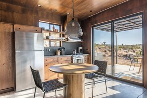 Fridge, microwave, oven, stovetop - PauseHouse PM - Your Romantic Break in Joshua Tree (Yucca Valley)