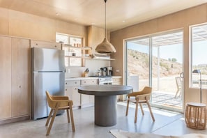Fridge, microwave, oven, stovetop - PauseHouse AM - Your Romantic Break in Joshua Tree (Yucca Valley)