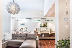 TV - 'Villa Ohana Pono' - Heated Pool, Rainforest Views (Sunshine Beach)