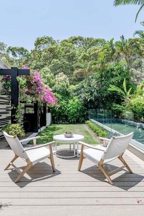 Outdoor dining - 'Villa Ohana Pono' - Heated Pool, Rainforest Views (Sunshine Beach)