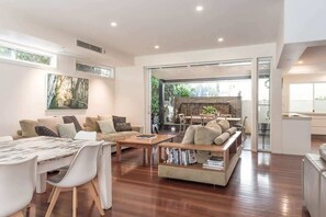 TV - 'Villa Ohana Pono' - Heated Pool, Rainforest Views (Sunshine Beach)