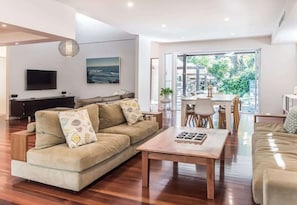 TV - 'Villa Ohana Pono' - Heated Pool, Rainforest Views (Sunshine Beach)