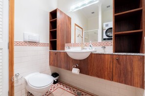 Ducha, secador de pelo, toallas y jabón
