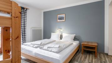 Ein Schlafzimmer mit einem Bett, einem Nachttisch und einer Heizung.