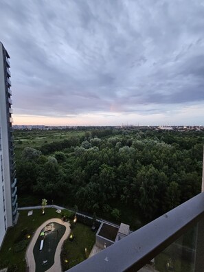 Deluxe-Apartment, Balkon, Buchtblick | Unterkunftsgelände