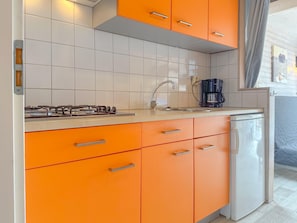 Kühlschrank, Herdplatte, Wasserkocher mit Kaffee-/Teezubehör