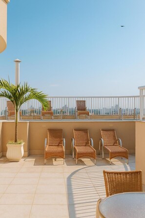 Terrace/patio - Couple Retreat Near Forte Beach w/ Steam Room and Gym Amenities (Rio de Janeiro)