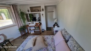 Room - Vrbo Property (Le coudray sur thelle)
