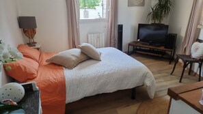 Room - Vrbo Property (Le coudray sur thelle)