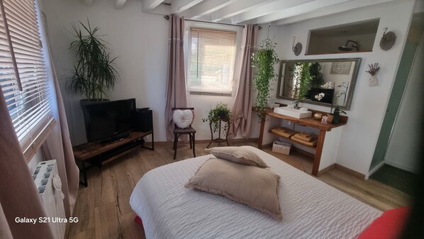 Room - Vrbo Property (Le coudray sur thelle)