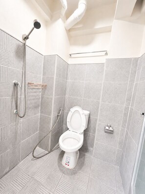 Standard Double Room | Bathroom | Shower, rainfall showerhead, free toiletries, hair dryer - Sukhum Ratchada Sutthisan (Bangkok)