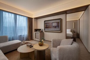 Business Suite | Living area | 65-inch LED TV with cable channels, pay movies