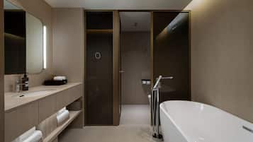 Business Suite | Bathroom | Hair dryer, slippers, towels, shampoo