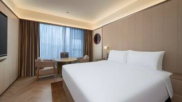 Business Suite | Laptop workspace, blackout curtains, iron/ironing board, free WiFi