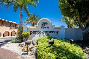 Entrada de hotel com uma placa indicando 'Porto Cupey'.