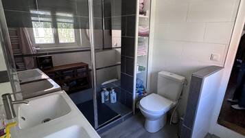 Dusche, Haartrockner, Handtücher, Seife