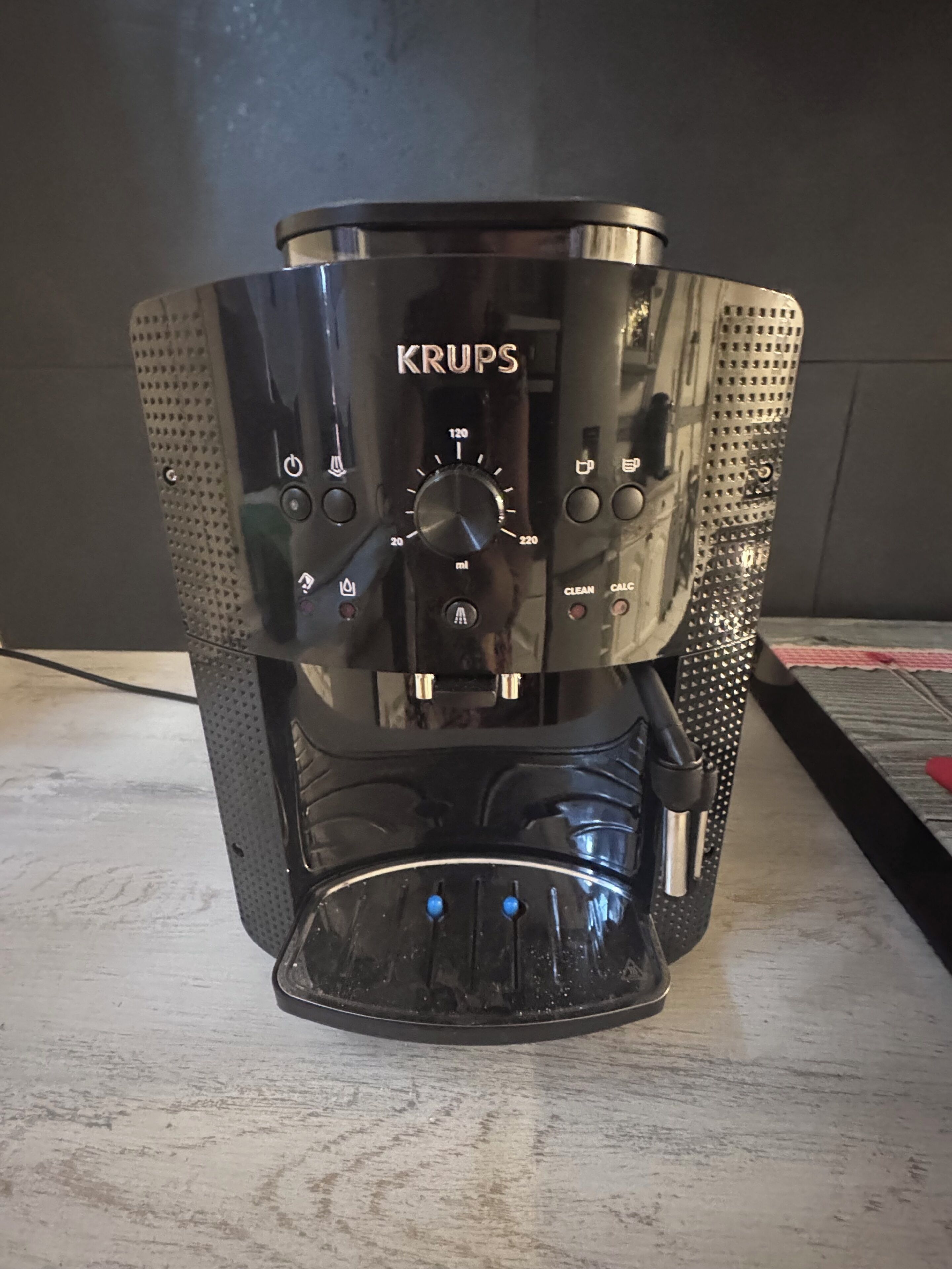 Una cafetera Krups con un temporizador digital y botones de control.