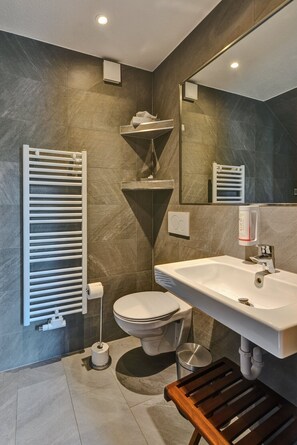 Doppelzimmer, Flussblick | Badezimmer | Haartrockner, Handtücher, Seife, Shampoo