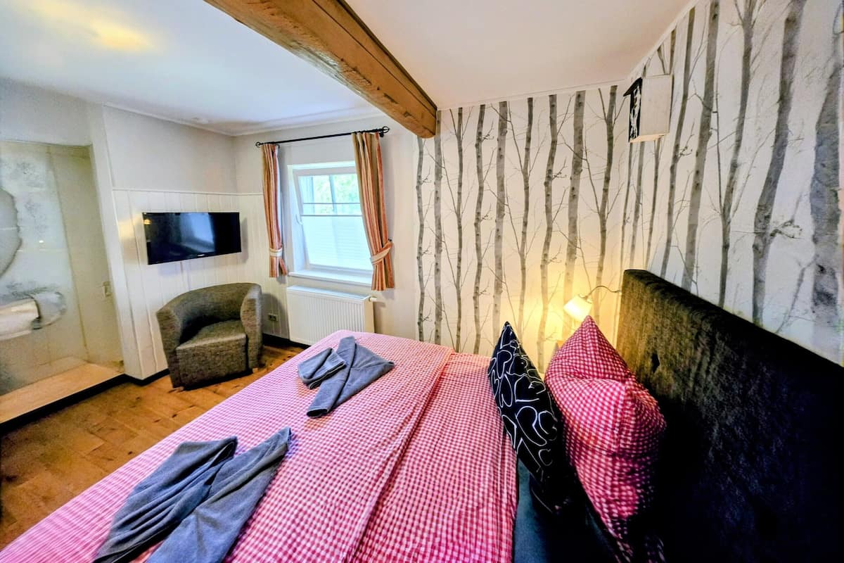 Superior Suite, Private Bathroom | In-room safe, WiFi (free)