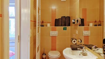 Suite, eigenes Bad, Gartenblick | Badezimmer | Haartrockner, Handtücher, Seife, Shampoo