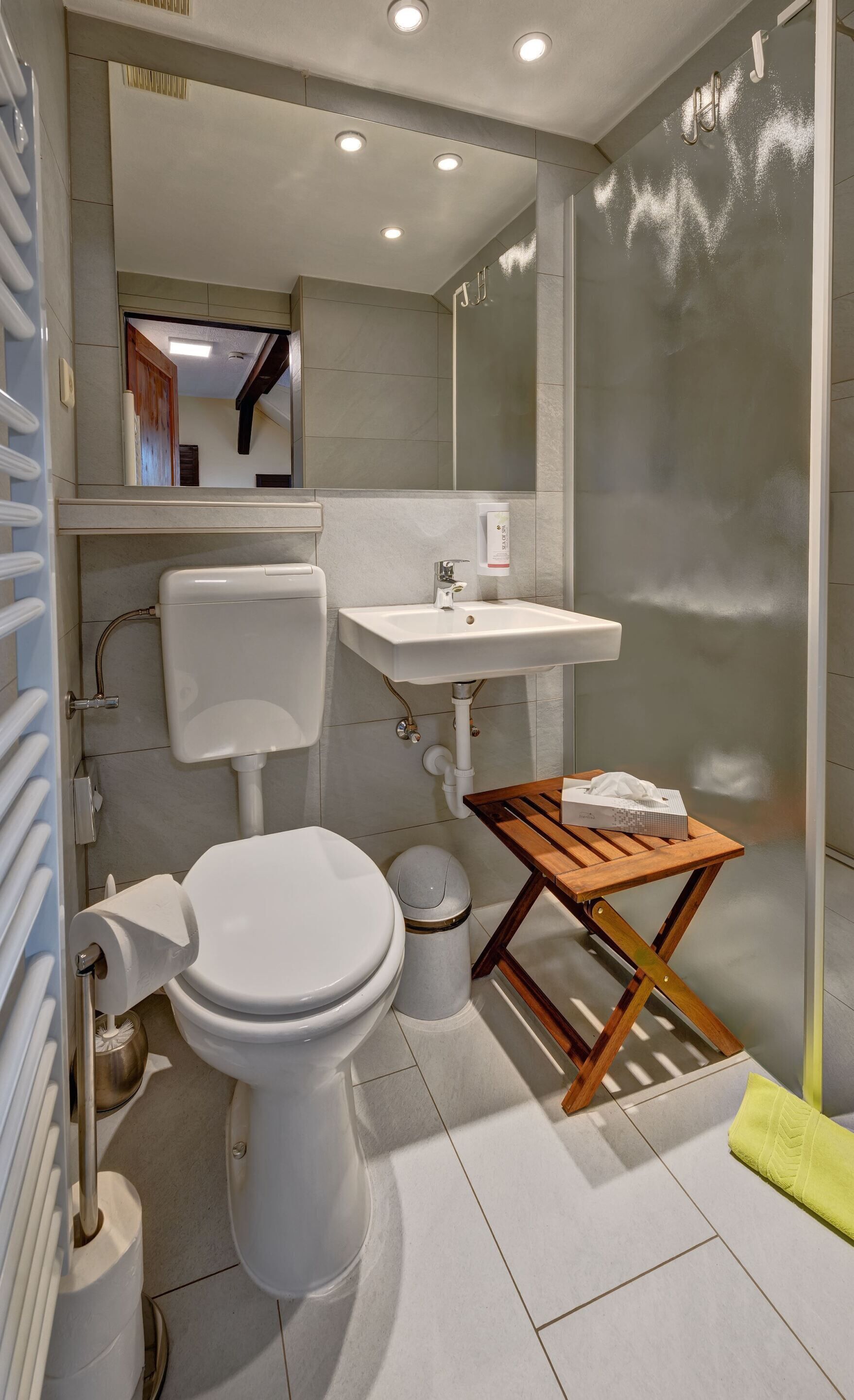 Un baño moderno con inodoro, lavabo y ducha.