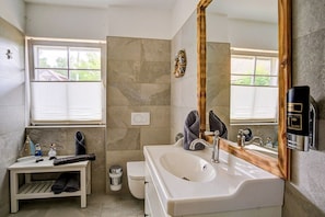 Superior-Suite, eigenes Bad | Badezimmer | Haartrockner, Handtücher, Seife, Shampoo