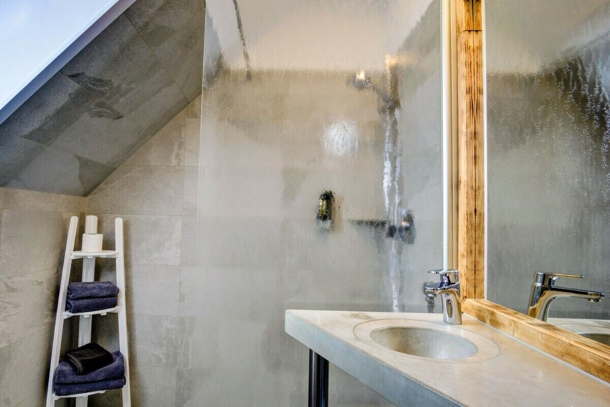 Superior-Suite, eigenes Bad, Blick auf den Innenhof | Badezimmer | Haartrockner, Handtücher, Seife, Shampoo