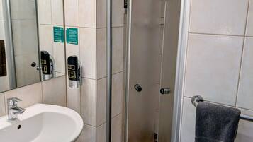Doppelzimmer, eigenes Bad, Gartenblick | Badezimmer | Haartrockner, Handtücher, Seife, Shampoo