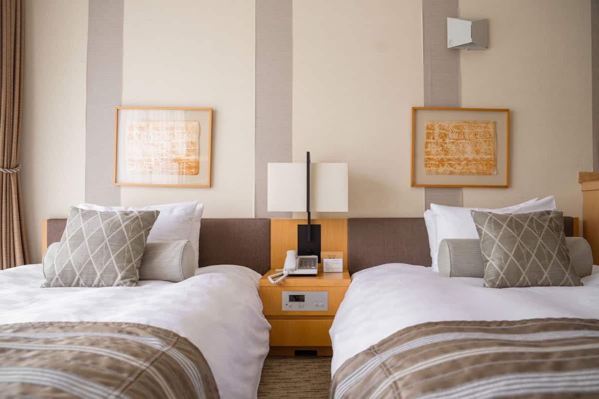 Quarto triplo clássico, para não fumantes, vista para o campo de golfe | Escrivaninha, Wi-Fi de cortesia