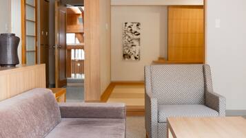 Un intérieur moderne avec un canapé, un fauteuil et une table.
