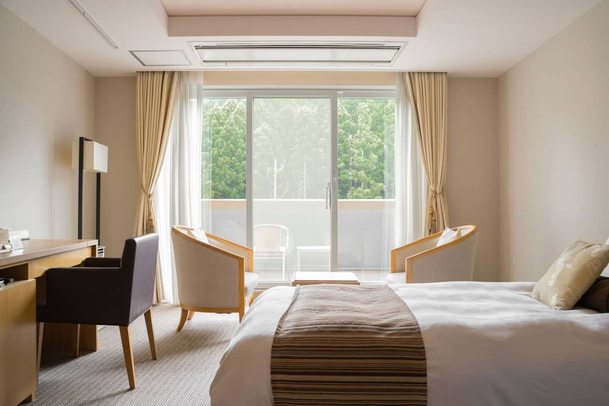 Quarto duplo standard, sacada, vista para o campo de golfe | Escrivaninha, Wi-Fi de cortesia
