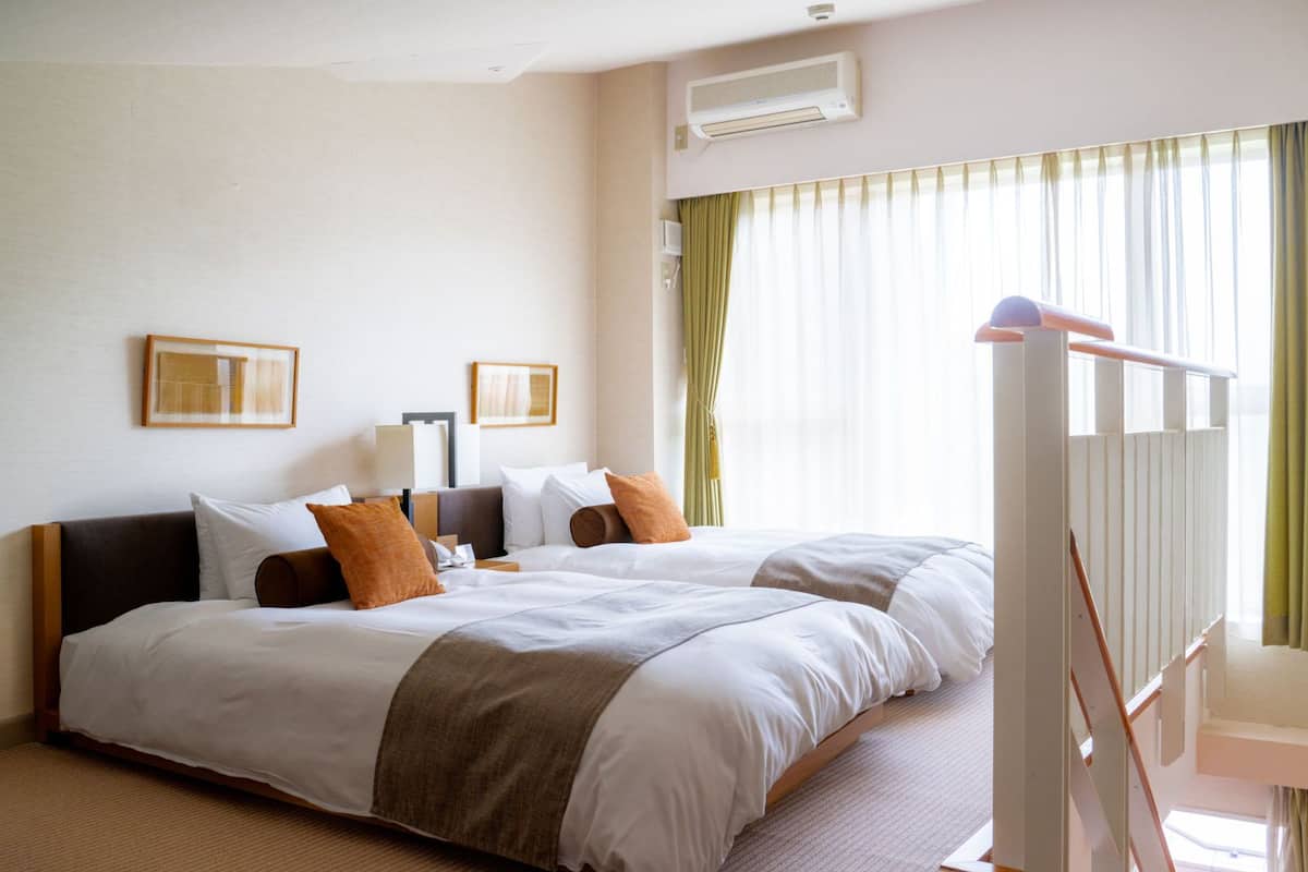 Quarto duplo luxo, vista para o campo de golfe | Escrivaninha, Wi-Fi de cortesia