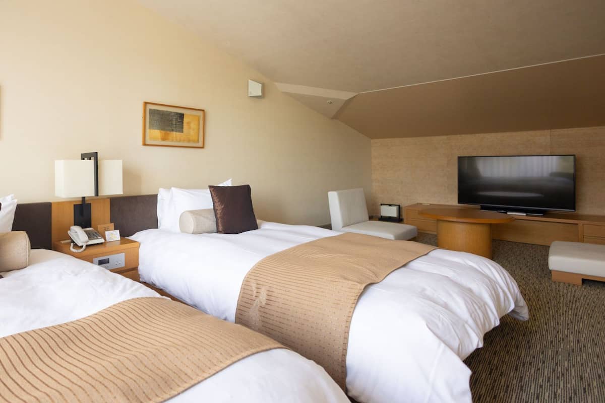 Executive Suite, Balcony, Golf View | Desk, WiFi (free)