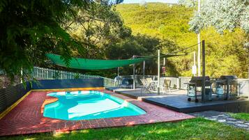 Seasonal outdoor pool, open 6:00 AM to 10:00 PM, pool loungers